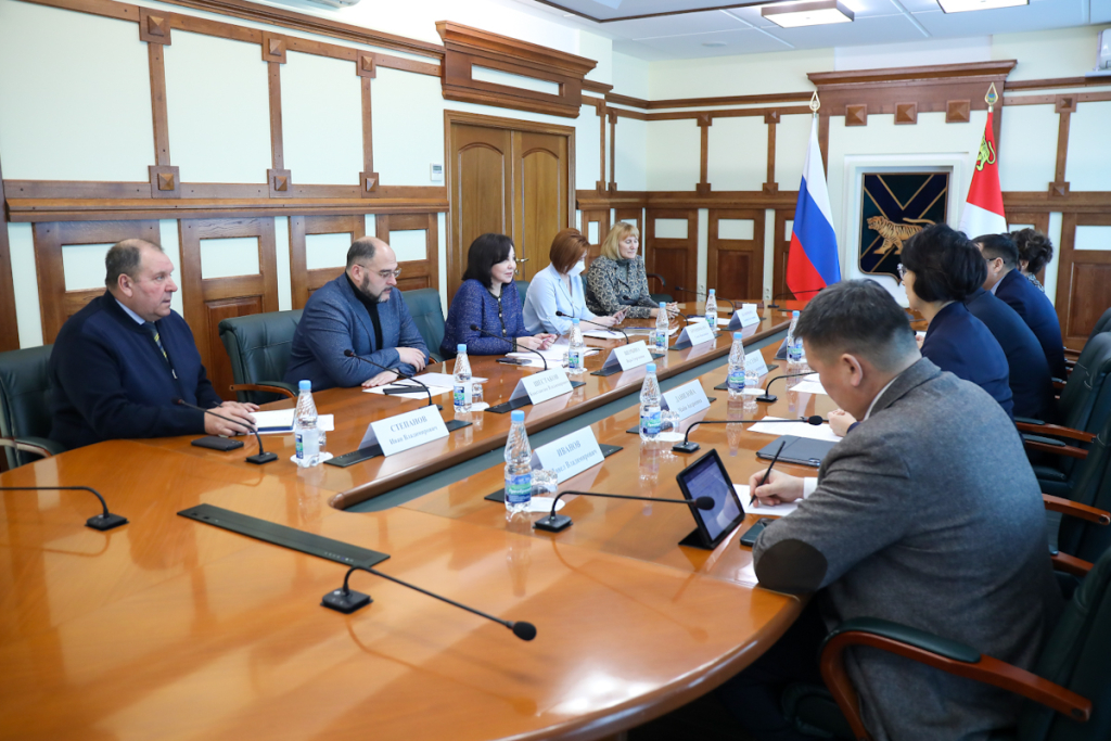 Расширение программы сотрудничества обсудили главы Кабминов Якутии и Приморья