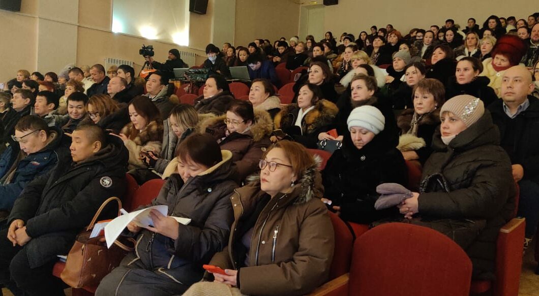 Отчет правительства прошел в Усть-Нере Оймяконского района Якутии
