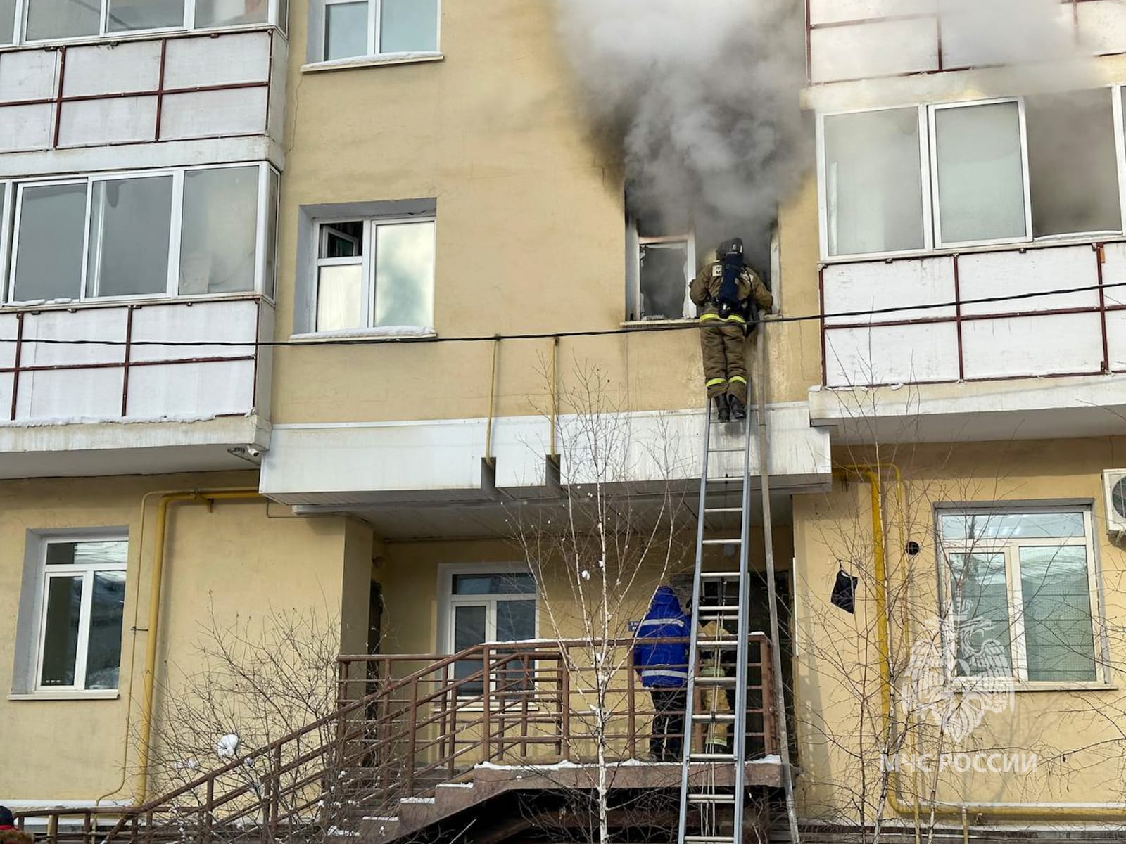 Эвакуацию жильцов проводят в высотном доме Якутска из-за пожара