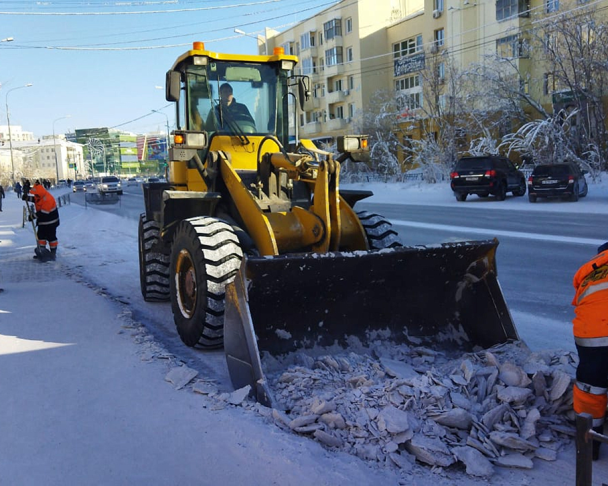 Работу по уборке снега усилили в Якутске
