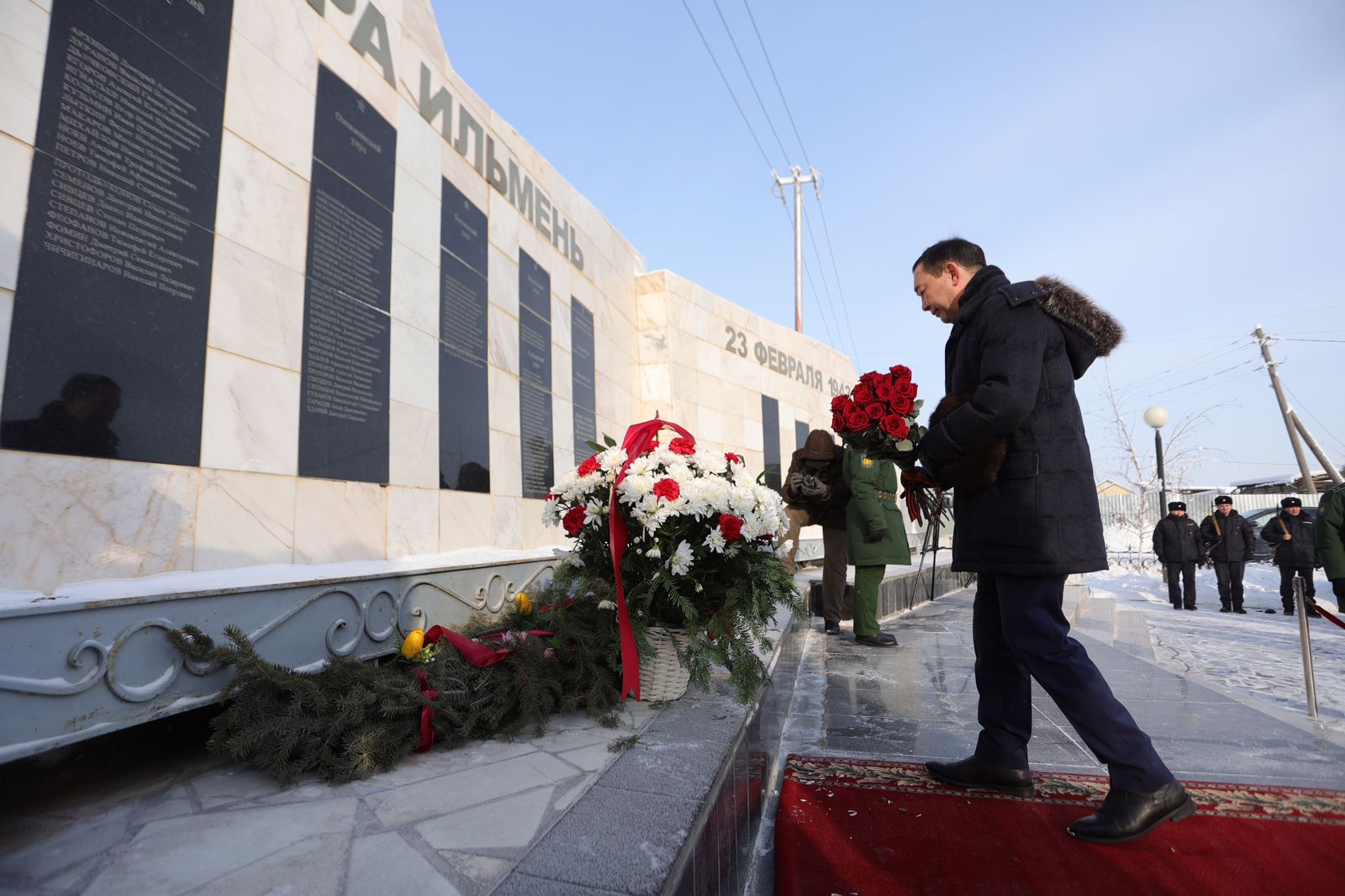 Айсен Николаев возложил цветы к мемориалу «Журавли над Ильменем» в столице Якутии
