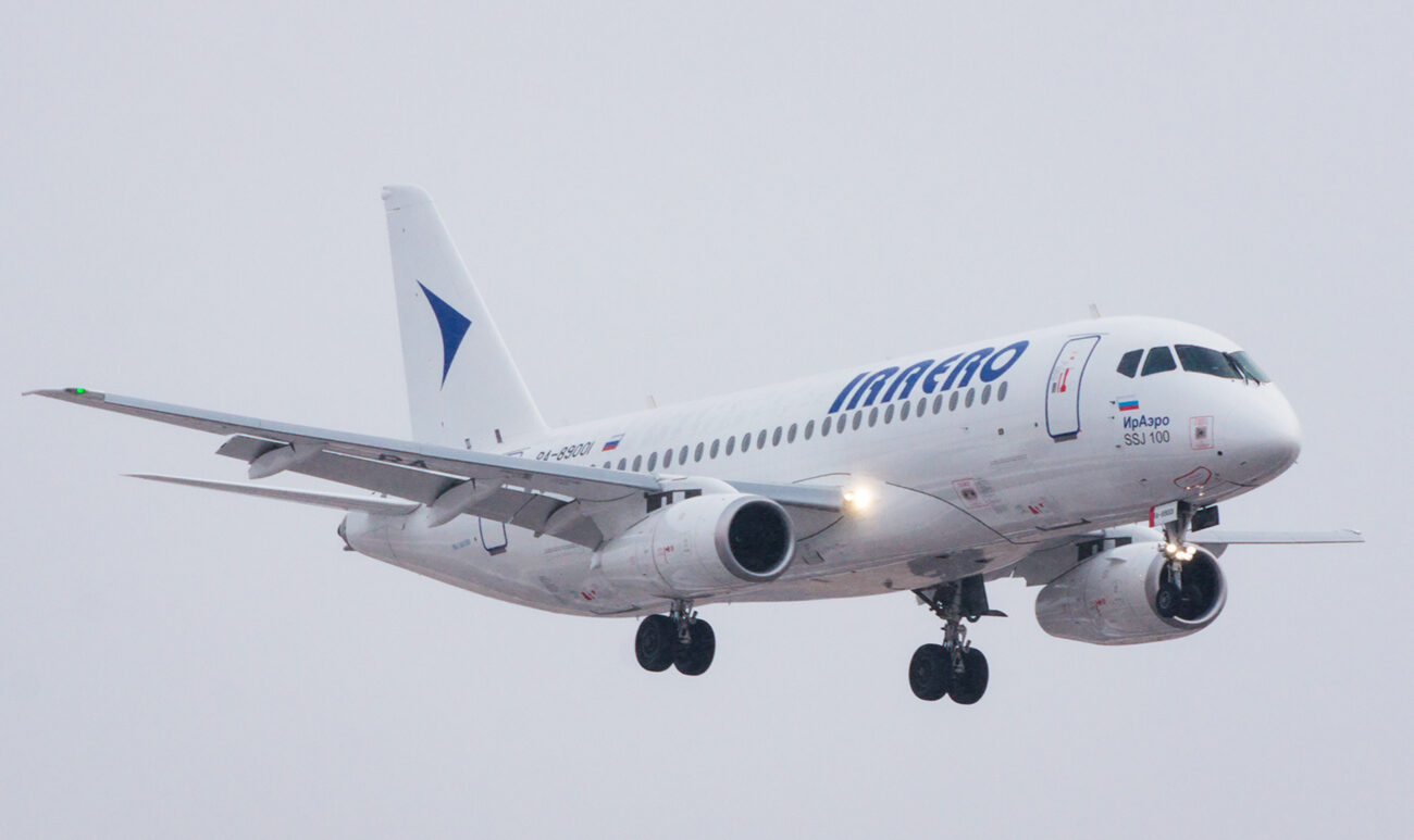 Летевший из Мирного в Иркутск самолет вернулся в аэропорт из-за неисправности