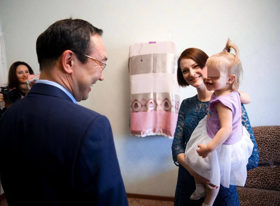 Глава Якутии встретился с семьей военнослужащего в Нерюнгринском районе