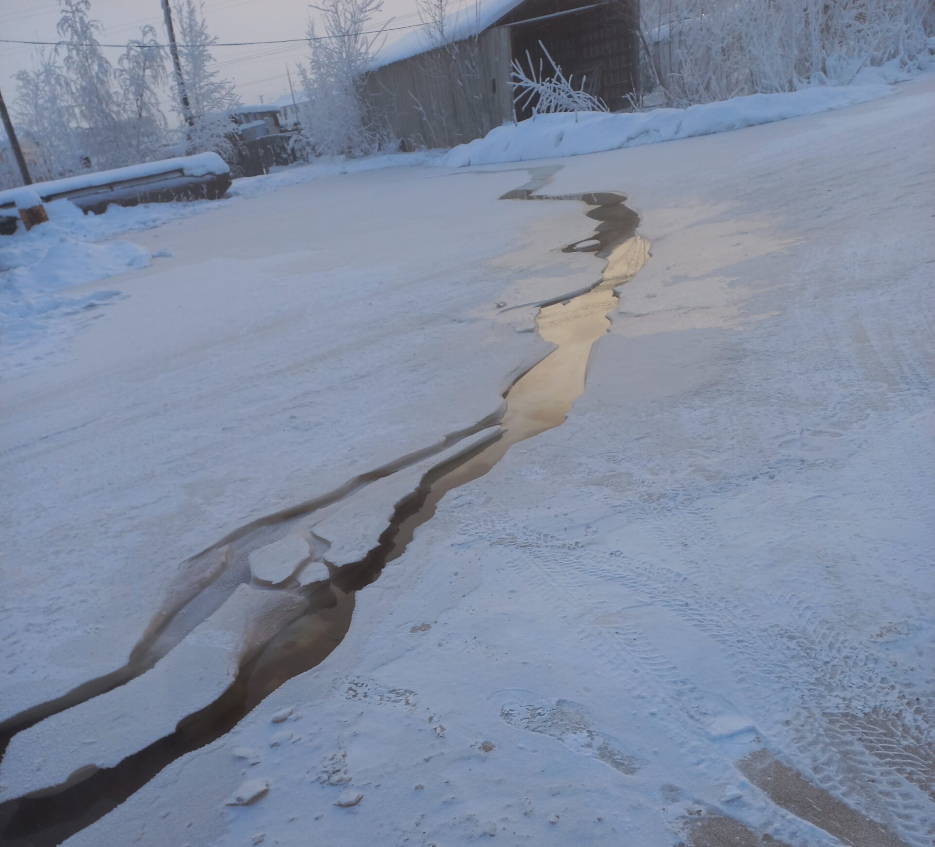 Огромная наледь и лужи образовались из-за разлива канализации в микрорайоне Марха в Якутске