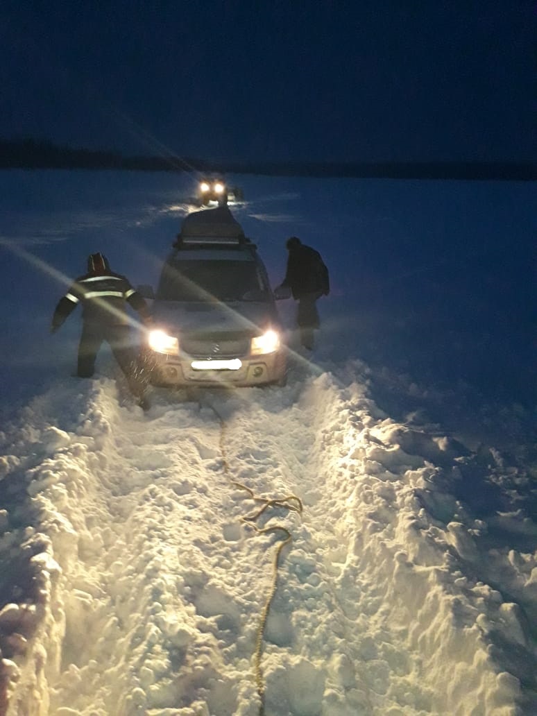 Спасатели эвакуировали застрявших из-за пурги рыбаков в Кобяйском районе Якутии