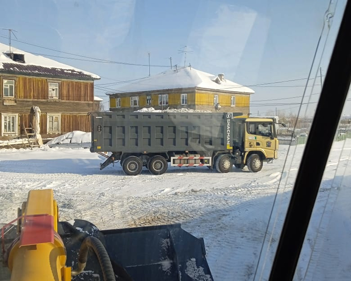 Уборку и вывоз наледей продолжают в Якутске