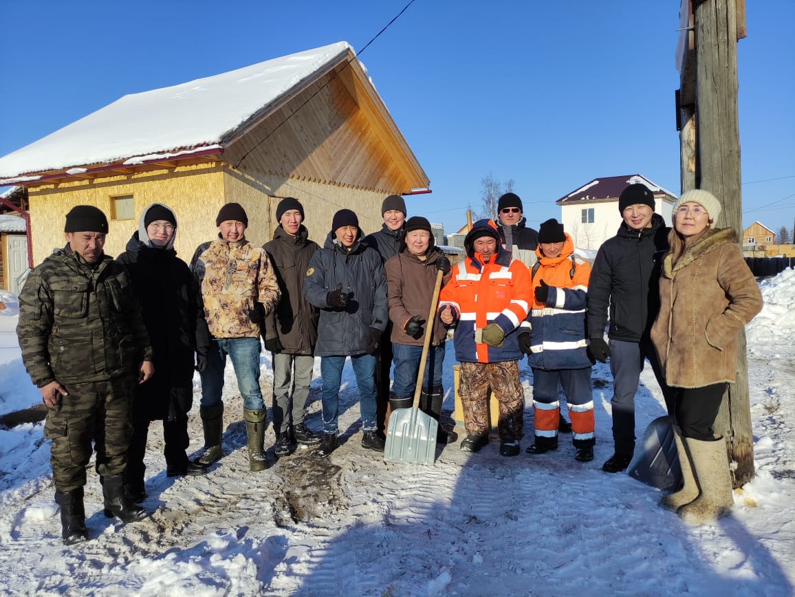 Расчистка придомовых территорий семей участников СВО продолжается в Якутске