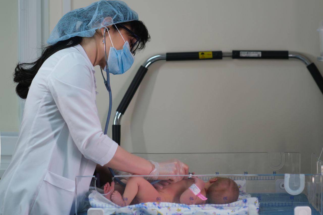 Более 800 малышей родились в феврале в Якутии