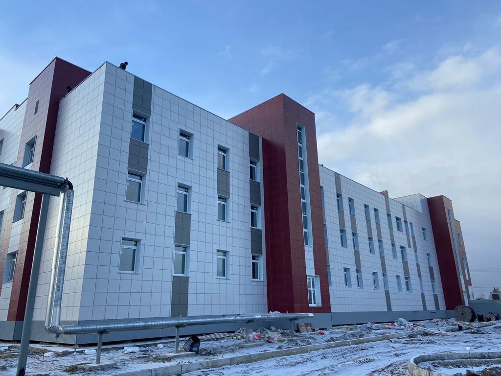 Строительная готовность новой поликлиники в якутском селе Ытык-Кюель составляет 76%