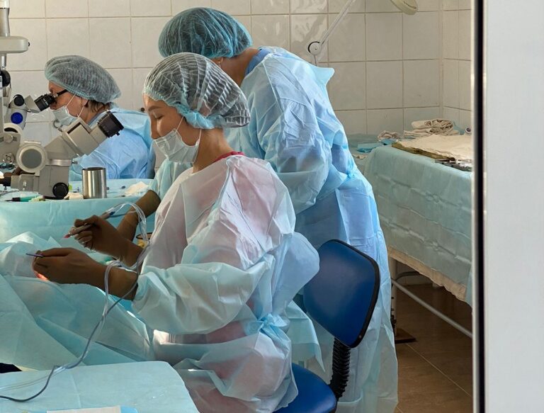 Офтальмологи из Якутска провели 70 операций в Мирнинском районе