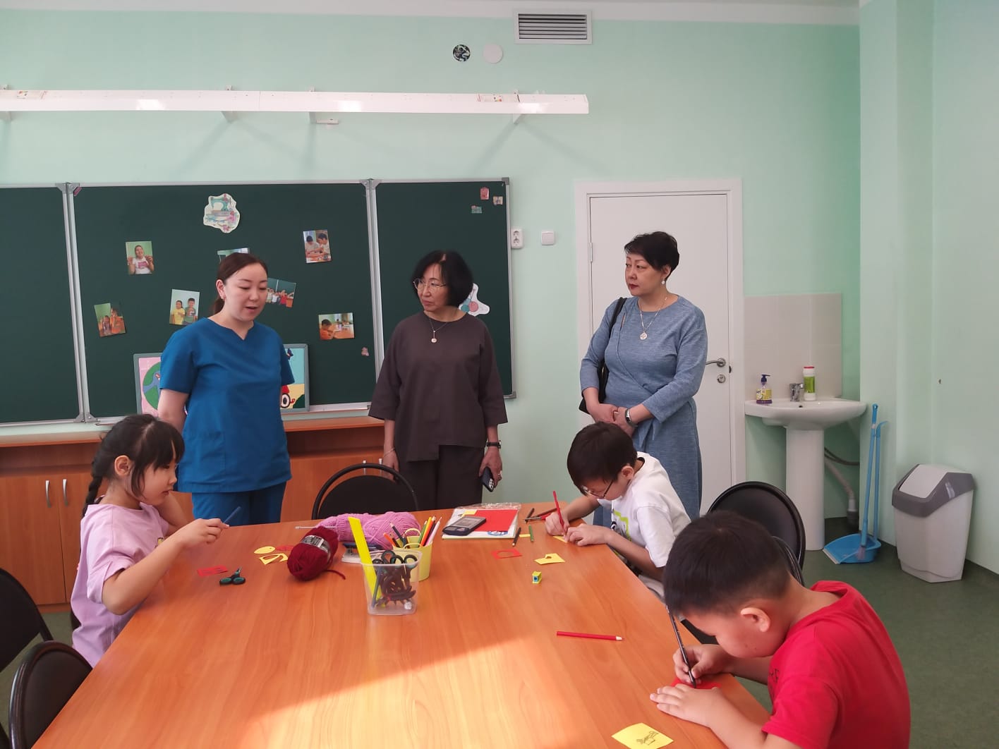 Реабилитационный центр для детей с ОВЗ посетила детский омбудсмен Туйаара Васильева в Якутске