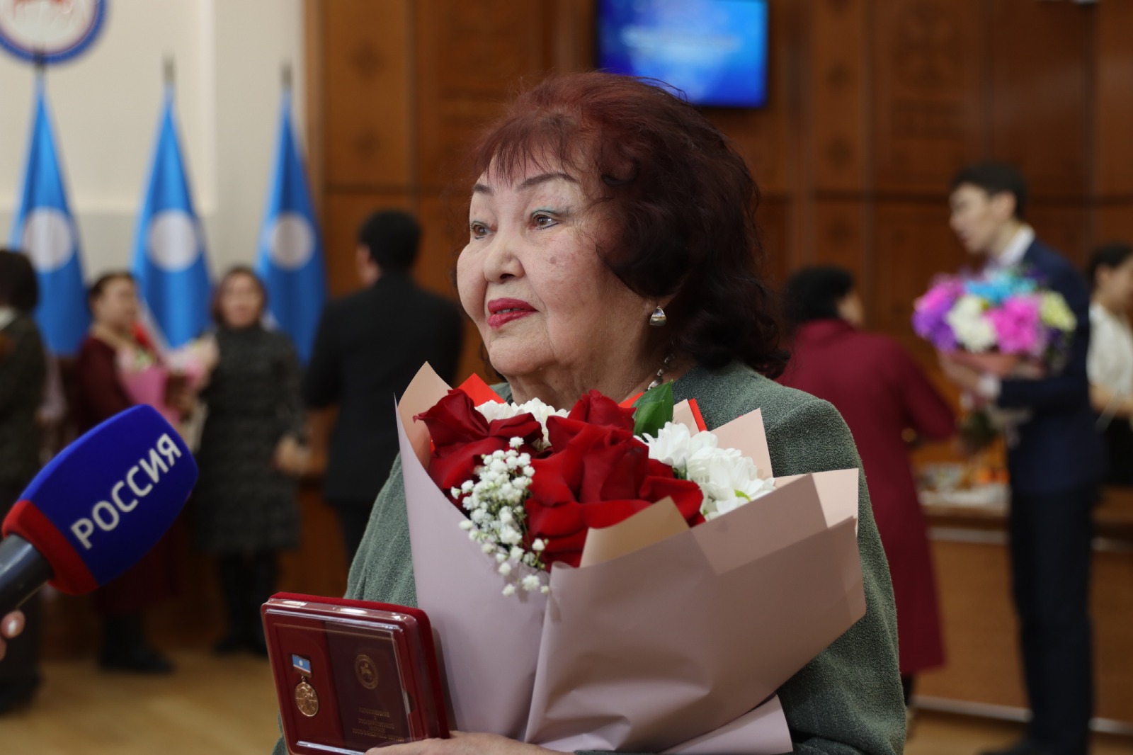Награды в преддверии профессионального праздника вручили деятелям культуры Якутии
