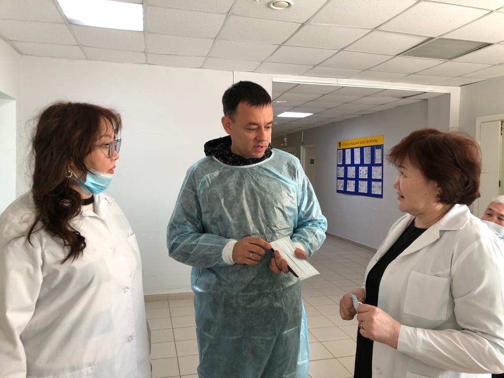 Якутские офтальмологи проводят бесплатные операции по удалению катаракты в Сунтарском районе