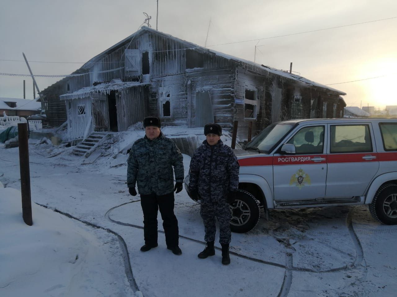 Бойцы Росгвардии спасли семью с годовалым ребенком из пожара в якутском Среднеколымске