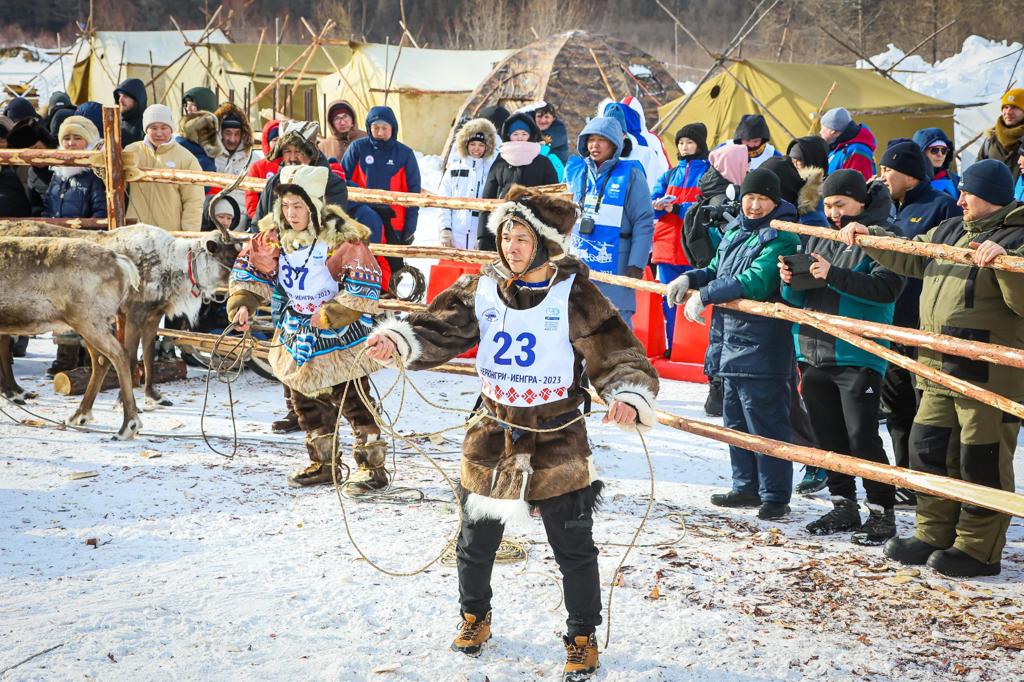 Якутянин одержал победу в гонке международного чемпионата на оленьих упряжках в Нерюнгринском районе Якутии