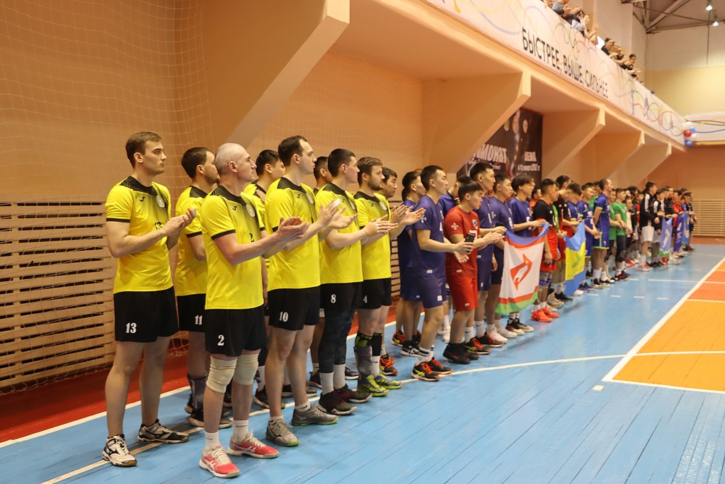 Чемпионат Якутии по волейболу среди мужских команд стартовал в Ленске