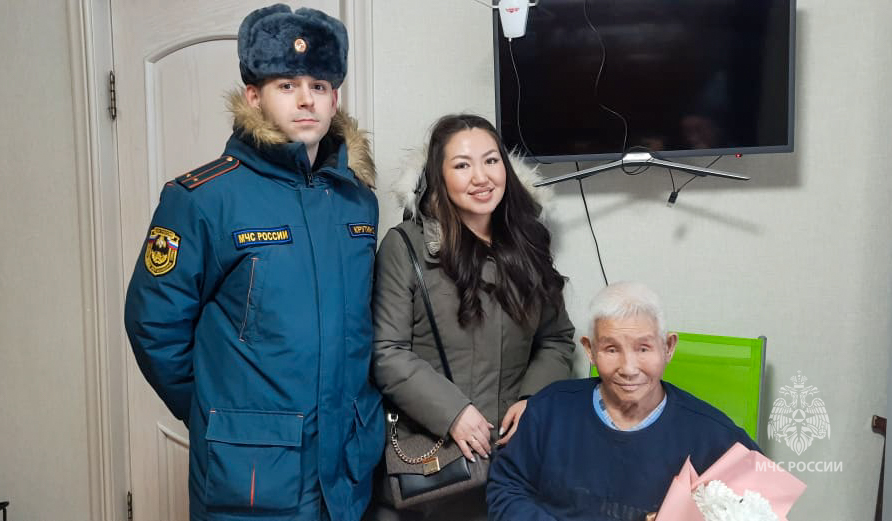 Сотрудники МЧС России поздравили ветеранов с праздниками в Якутии