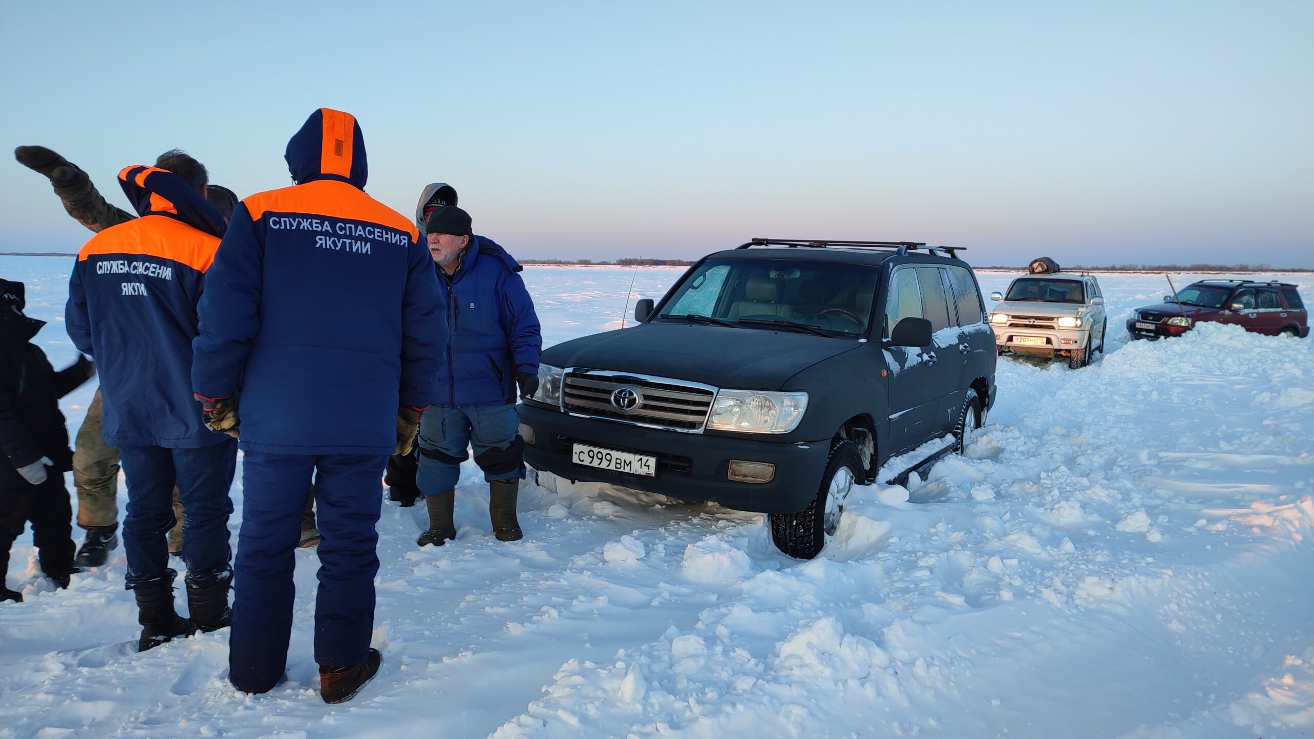 Якутские спасатели эвакуировали застрявших на реке из-за пурги рыбаков с детьми 