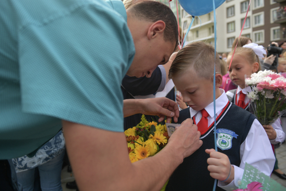 Минпросвещения РФ поддержало идею ввода школьных значков как элемента формы учеников