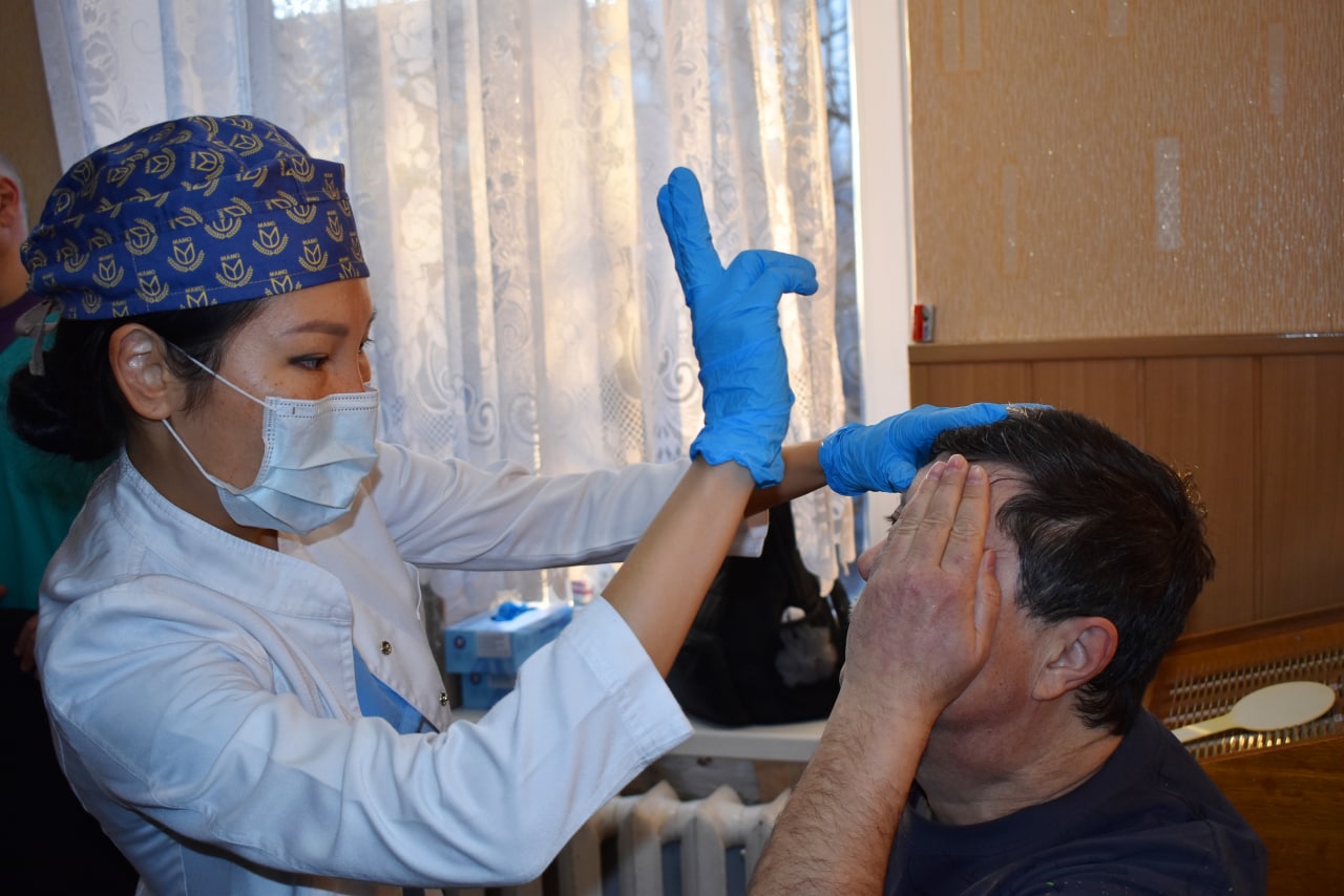 Якутские офтальмологи провели в Мариуполе рекордные 258 операций за четыре дня