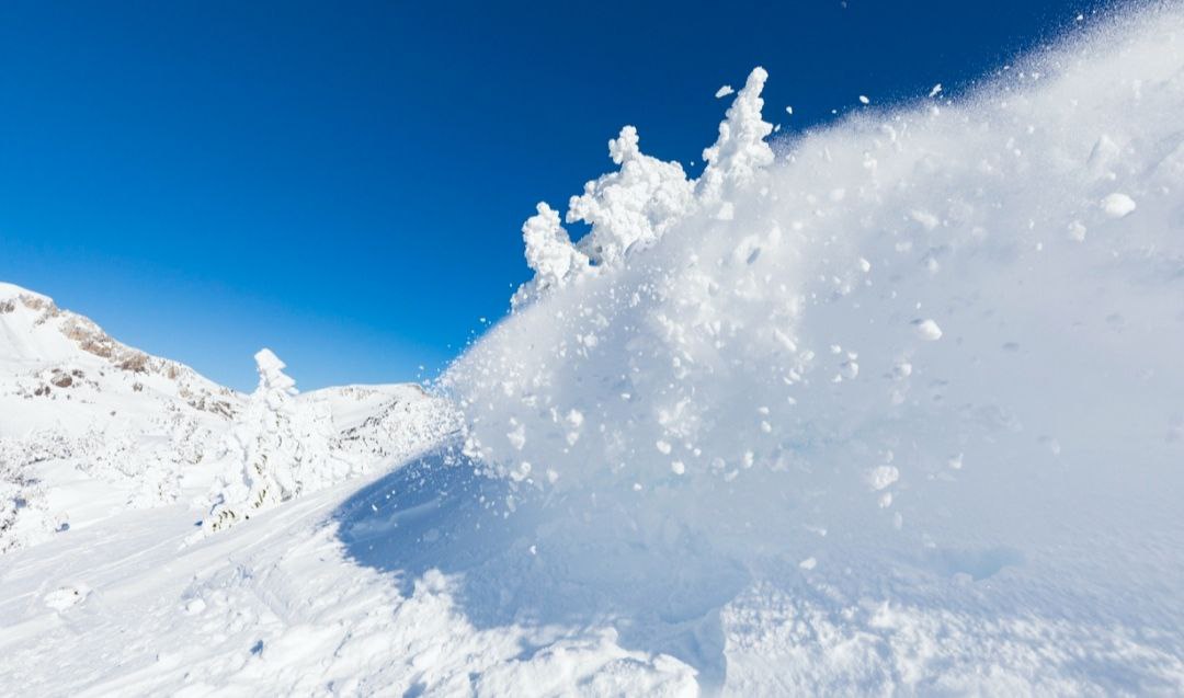Сход снежных масс на участок автодороги произошел в Томпонском районе Якутии