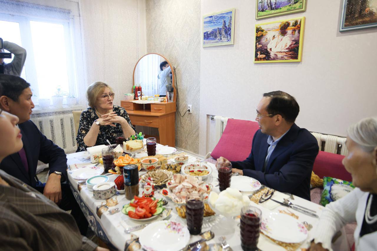Глава Якутии встретился с матерью военнослужащего в Среднеколымске