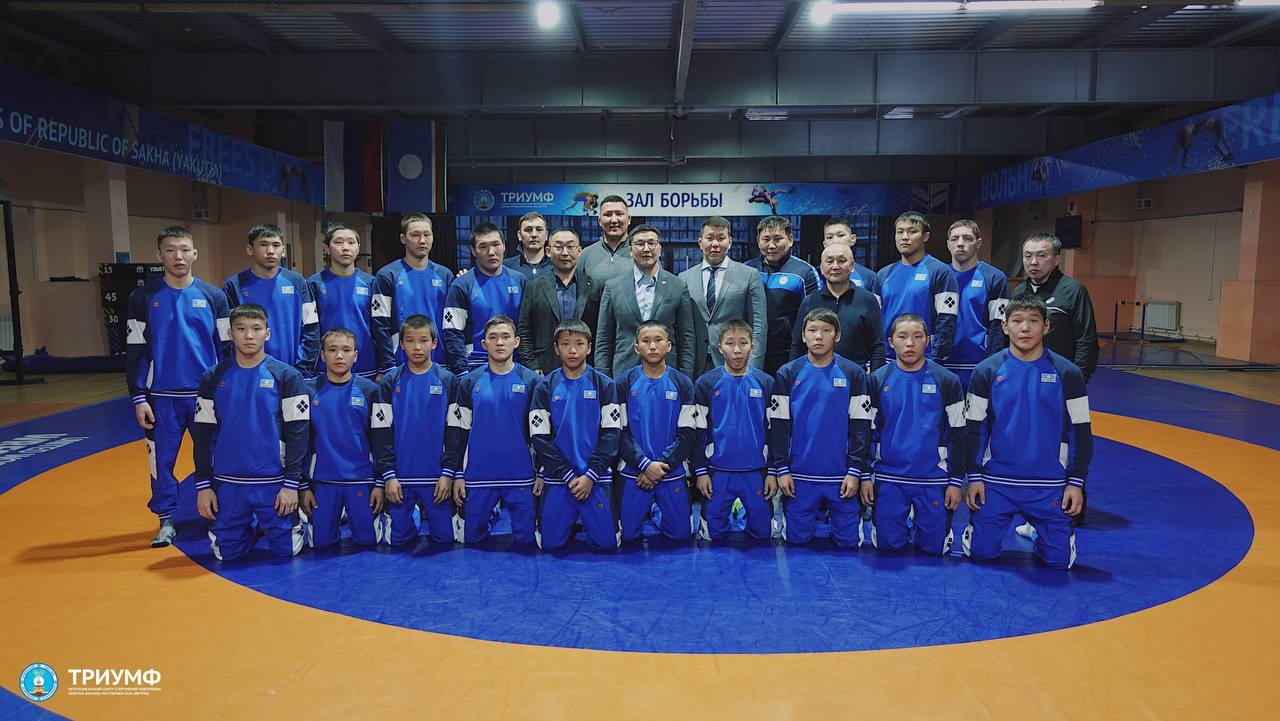Министр спорта Якутии вручил комплекты спортивной формы юным борцам