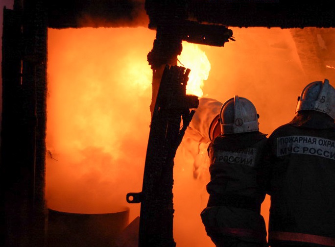 Крупный пожар на площади 456 кв м произошел в гараже села Сунтар в Якутии