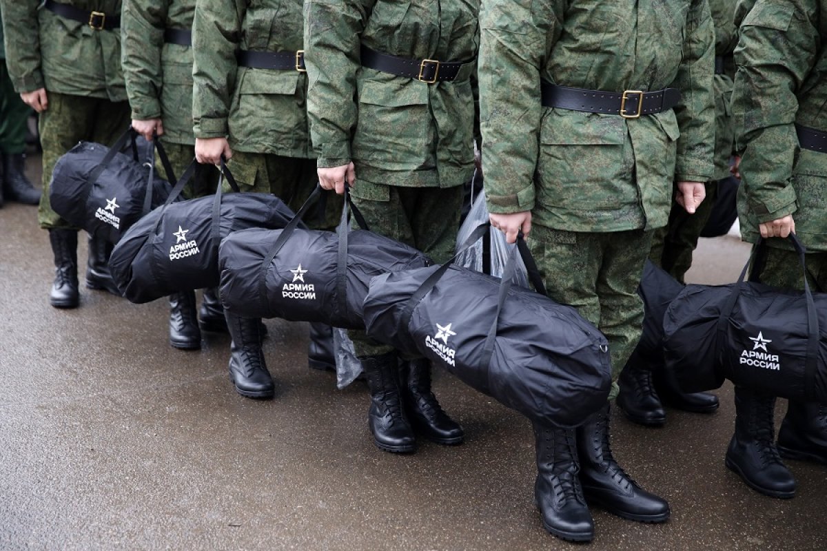 Порядка 600 жителей Якутска призовут весной в армию