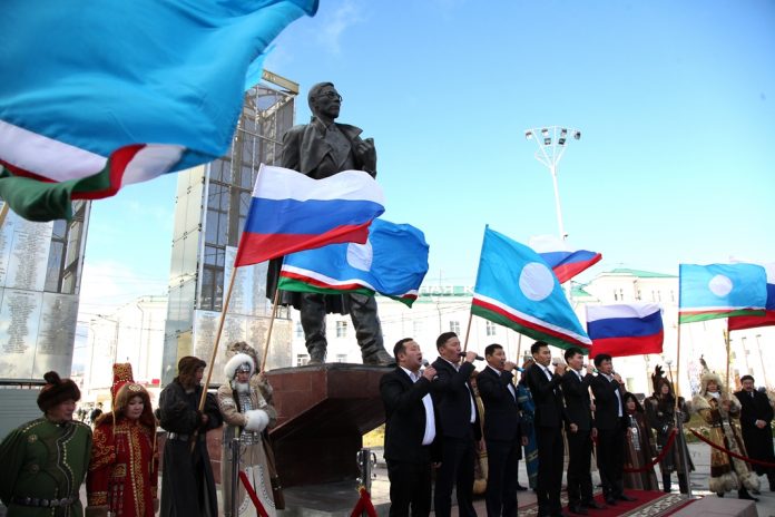 Якутяне возложат цветы к памятникам выдающихся деятелей в День республики