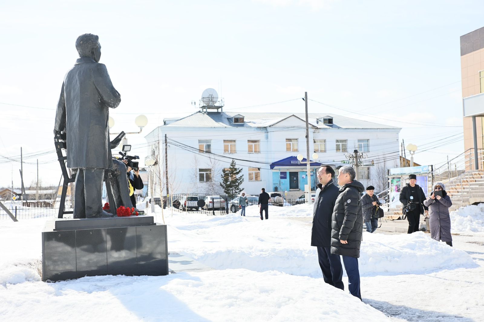 Айсен Николаев возложил цветы к памятнику Семена и Софрона Даниловых в Горном районе Якутии