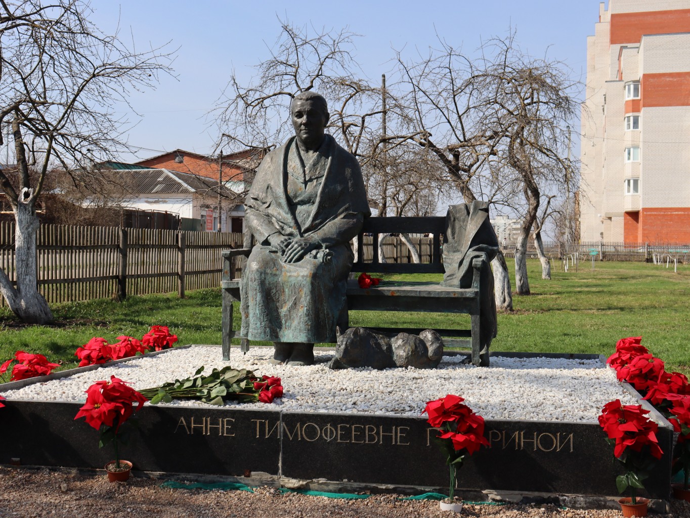 Цветы от первого президента Якутии и ее жителей возложили памятнику матери Юрия Гагарина