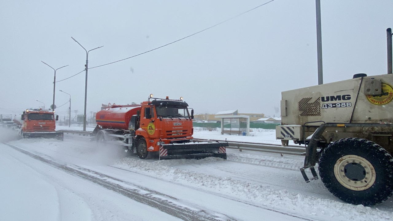 Порядка ста спецмашин задействовали в уборке снега в Якутске