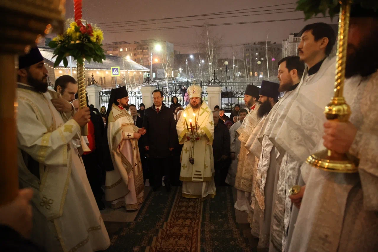 Божественная литургия прошла в храмах Якутска в ночь на 16 апреля