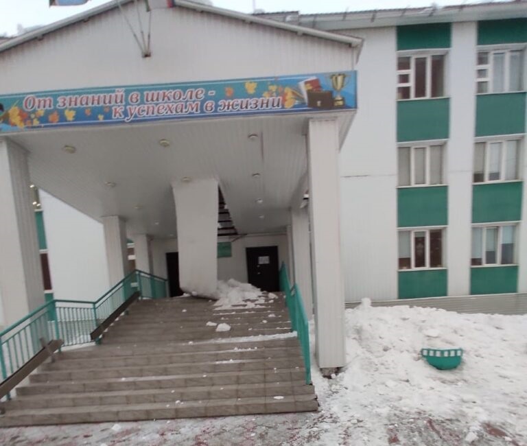 Козырек здания СОШ №15 Якутска ремонтируют после обвала