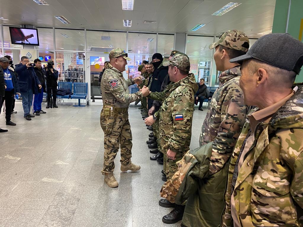 Бойцов отряда «БАРС-2» встретили в аэропорту Якутска