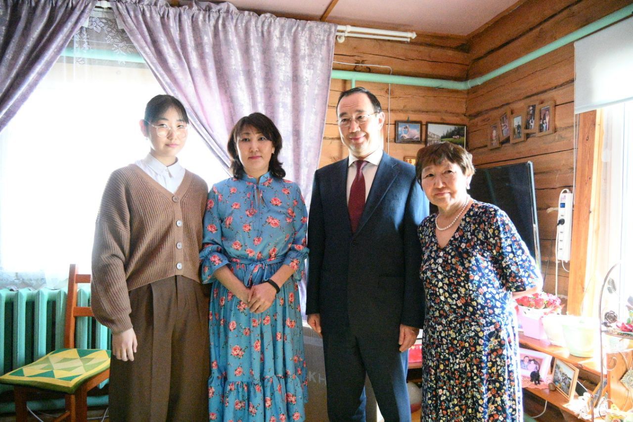 Глава Якутии поручил помочь семье участника СВО с ремонтом дома 