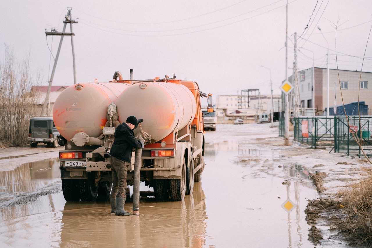 Откачку талых вод ведут на улицах Якутска