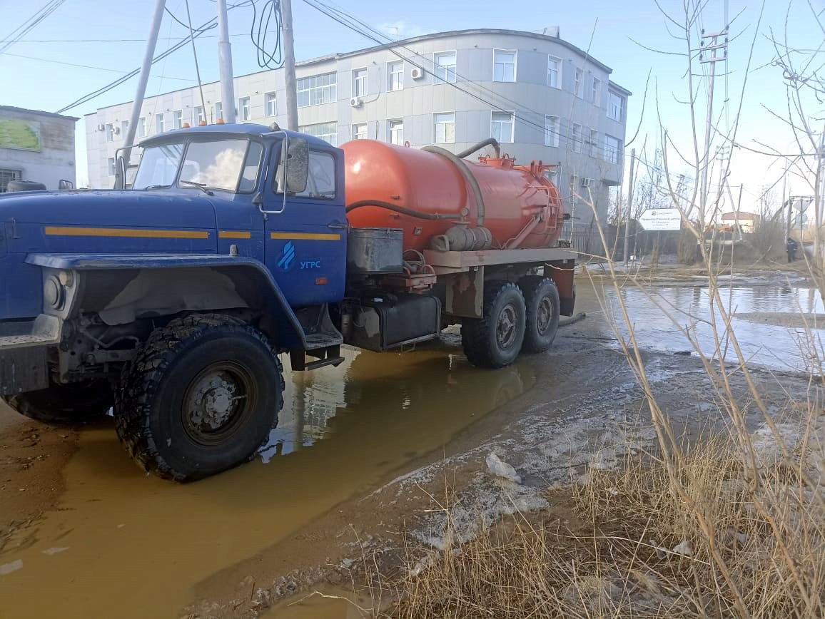 Промышленные компании помогают в откачке талой воды в Якутске