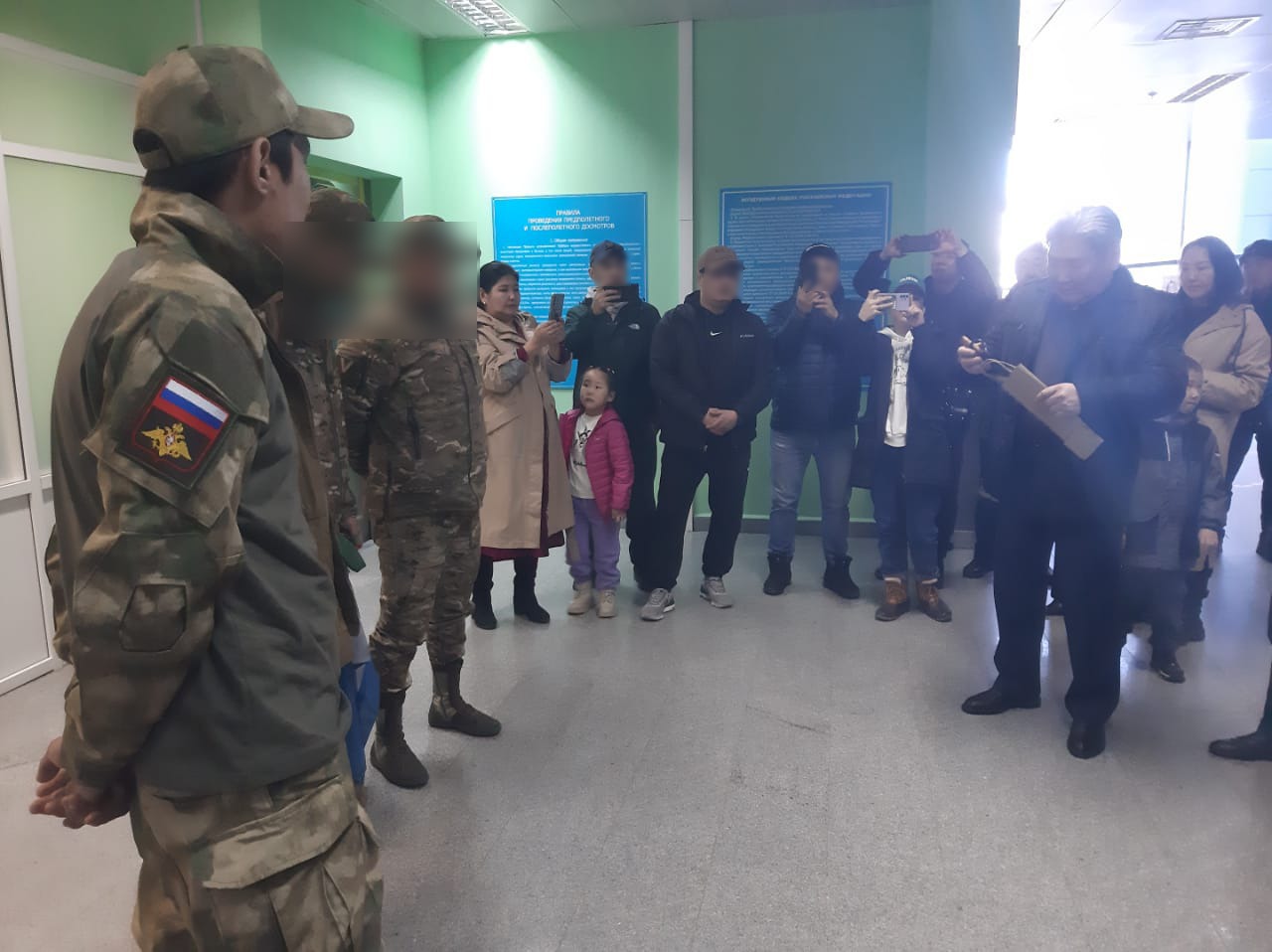 Бойцов СВО встретили родные и близкие в аэропорту Якутска