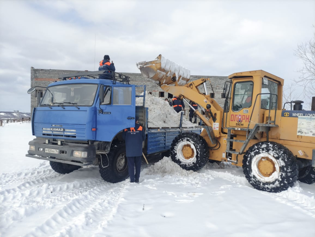 Работы по вывозу снега продолжают в селе Табага в пригороде Якутска