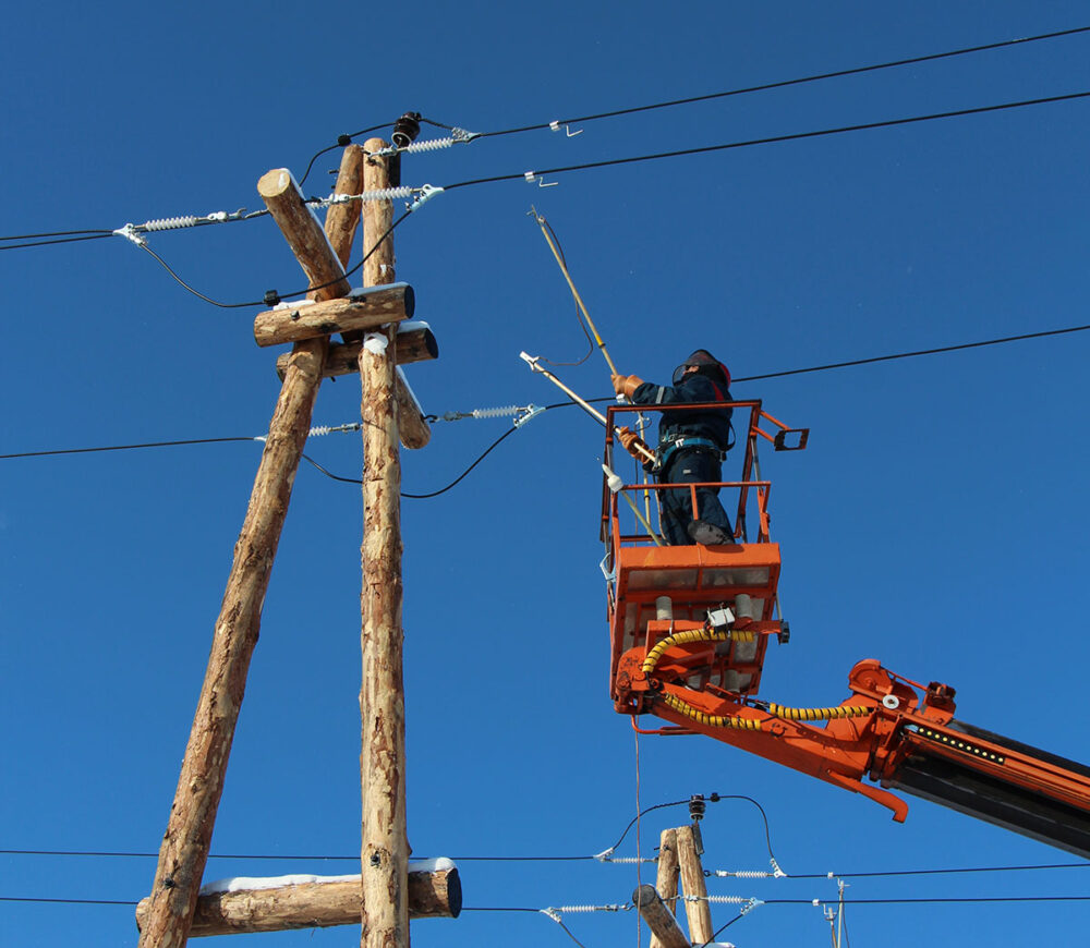 Энергетики восстанавливают электроснабжение в районе Залога в Якутске