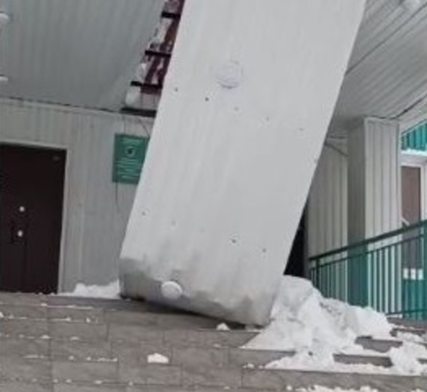 Козырек здания СОШ №15 в Якутске обвалился из-за снега