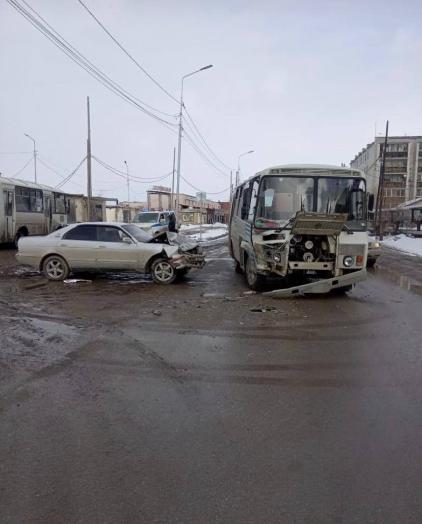 Ребенок пострадал при столкновении легкового автомобиля с автобусом в Якутске