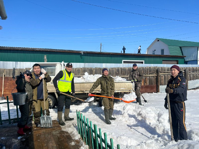 Коллектив Минтранса Якутии помог семьям участников СВО с вывозом снега