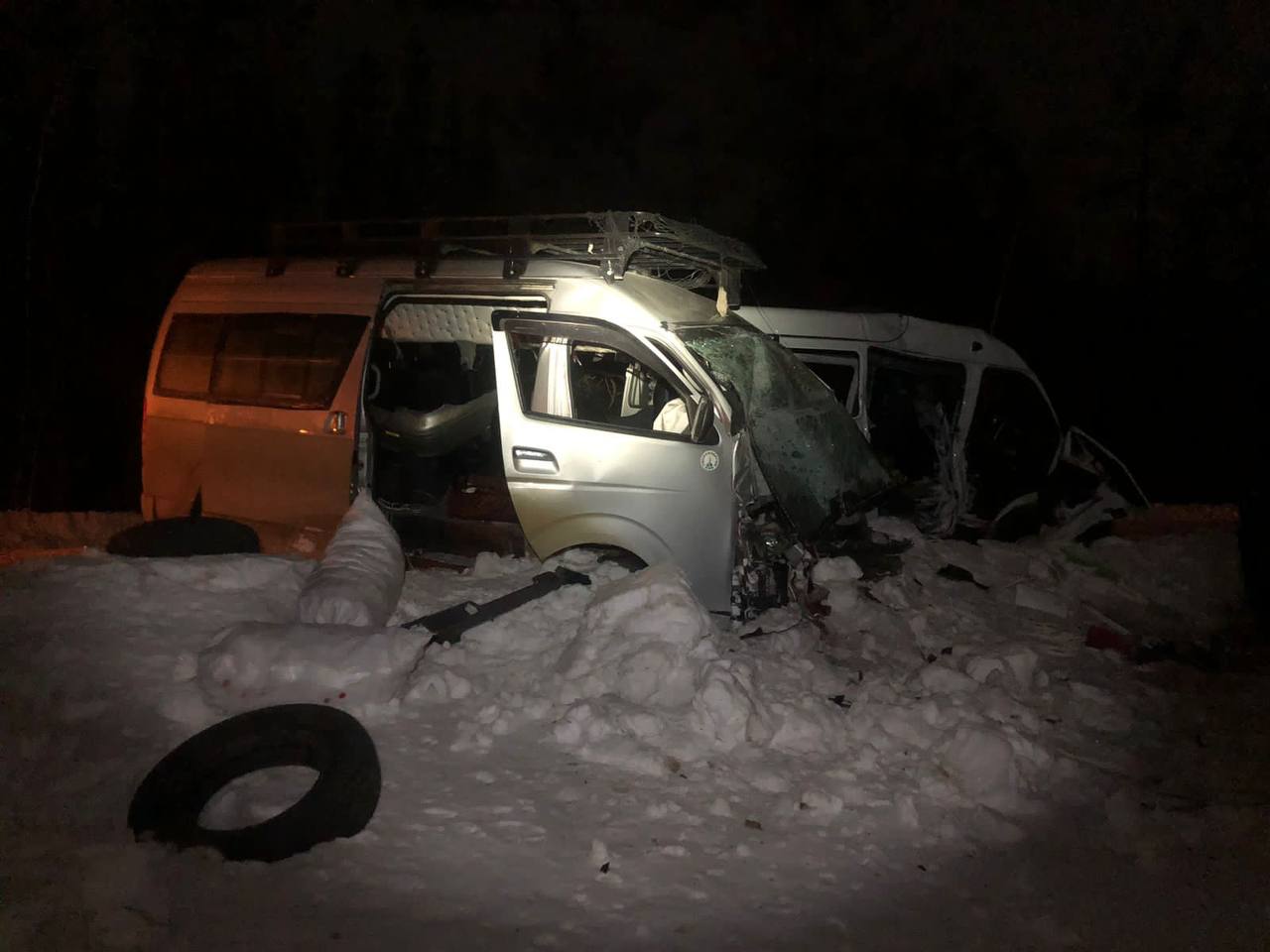 Водитель погиб в результате столкновения двух микроавтобусов в Якутии, также пострадали 14 человек