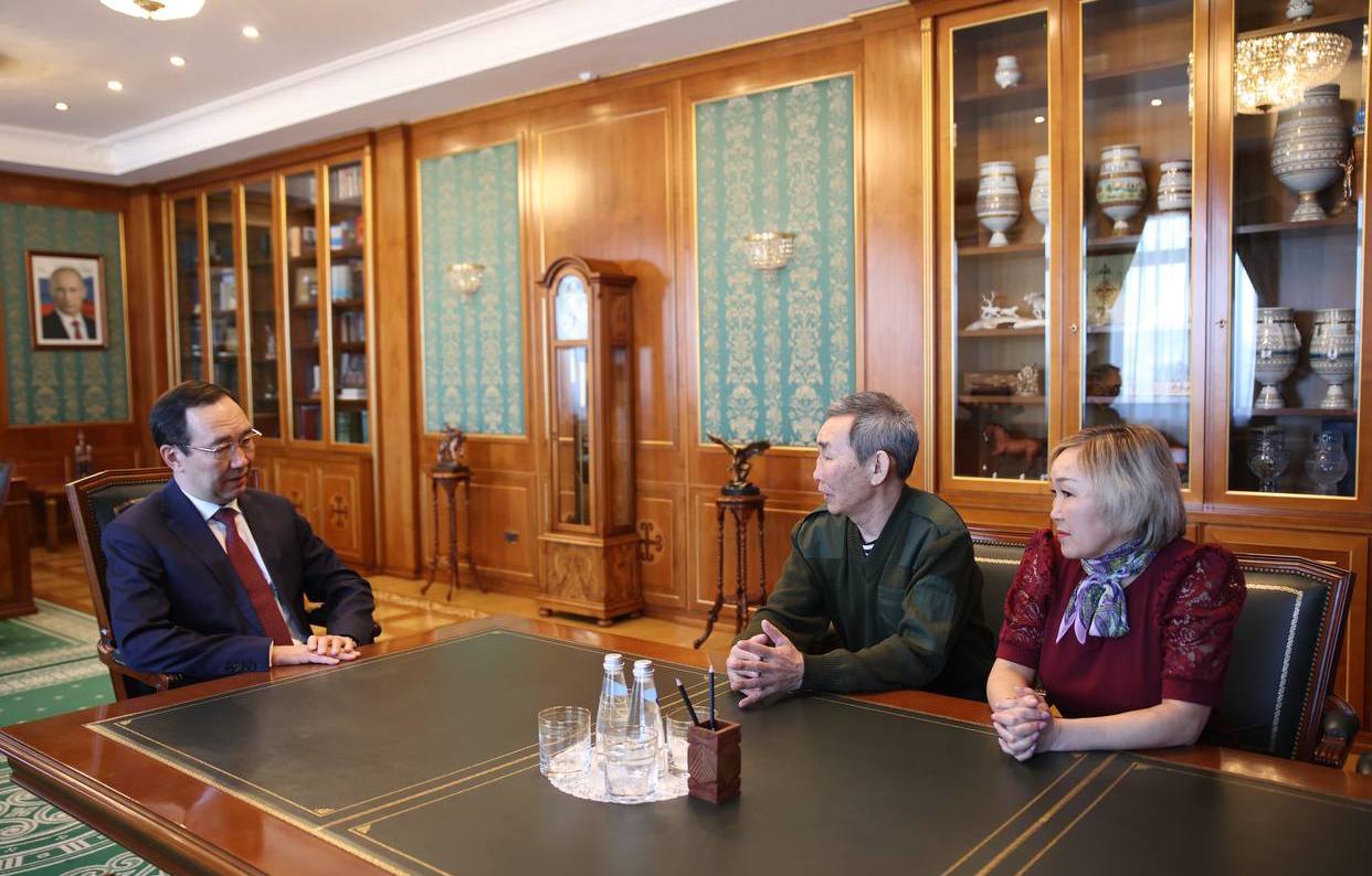 Глава Якутии встретился с родителями погибшего при выполнении воинского долга военнослужащего