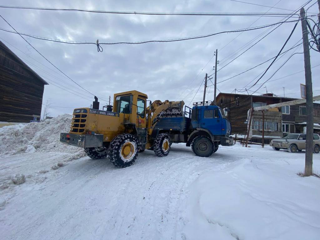 Служба спасения Якутии расчищает от снега улицы села Табага