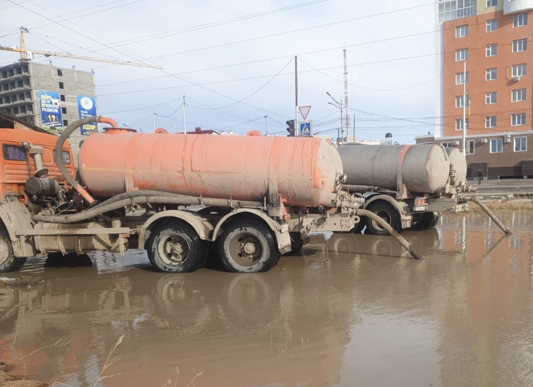 Более 11 тыс кубометров талых вод откачали в Якутске за сутки