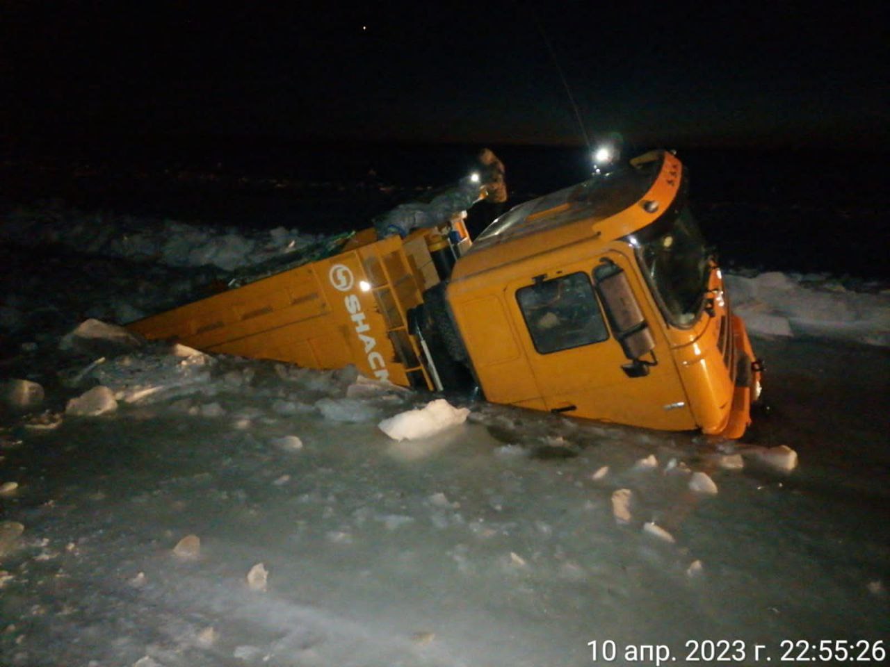 Три машины провалились под лед на дороге «Арктика» в Якутии в апреле